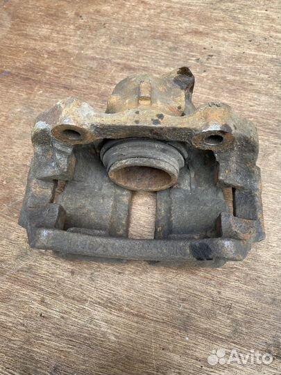 Суппорт передний левый Audi 80 B4