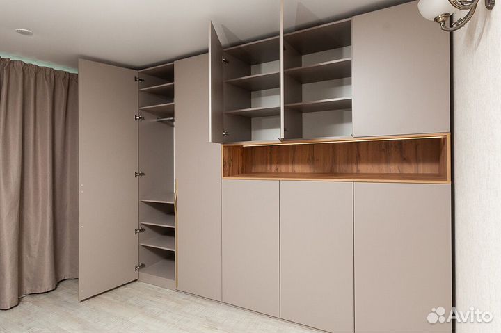 Шкаф с распашными дверьми в пол