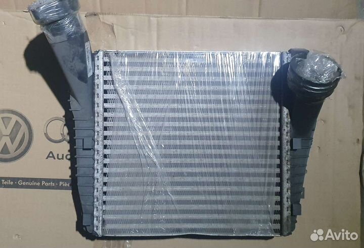 Радиатор интеркулера левый Audi Q7 4L VW Touareg
