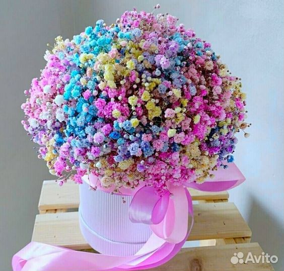 Радужная гипсофила в шляпной коробке