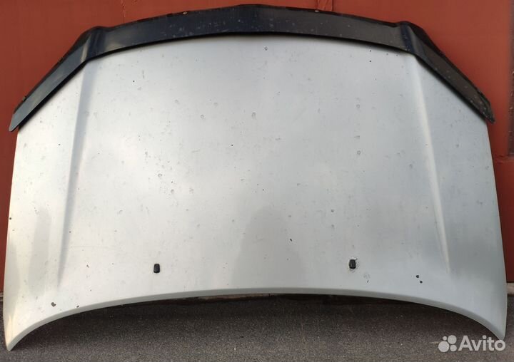 Капот на Toyota Avensis T250