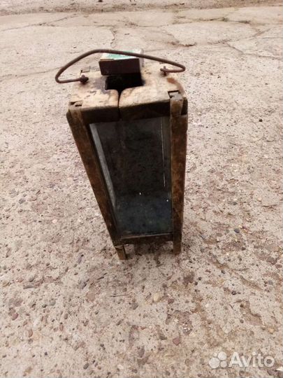 Старинный деревянный свечной фонарь