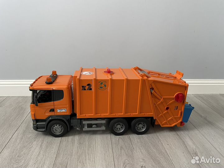 Мусоровоз bruder