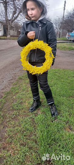 Венок из искусственной мимозы