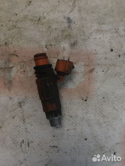 Форсунка топливная Mitsubishi Carisma DA1A 4G92