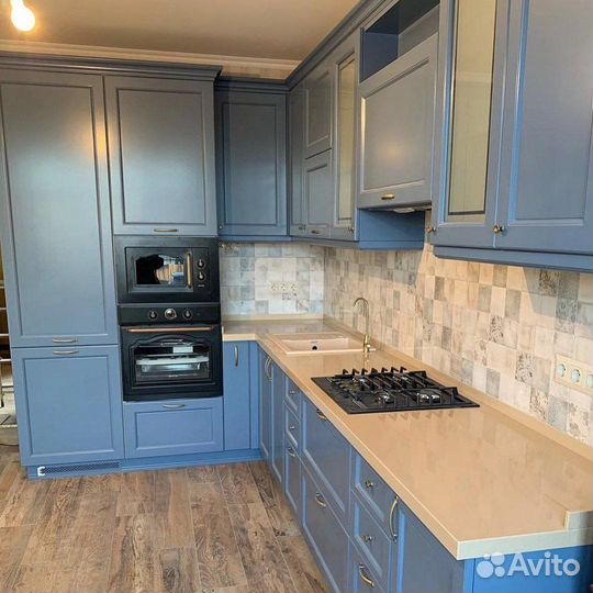 Бюджетный вариант гарнитура. В подарок техника