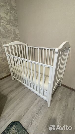 Детская кроватка с универсальным маятником