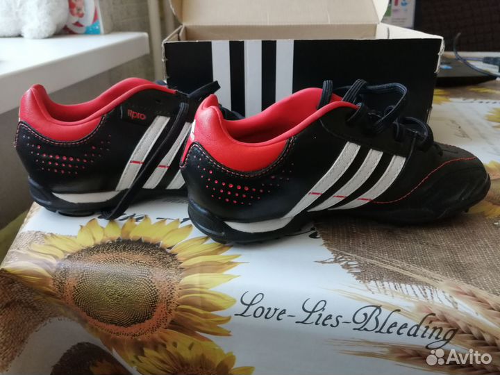 Футбольные бутсы adidas