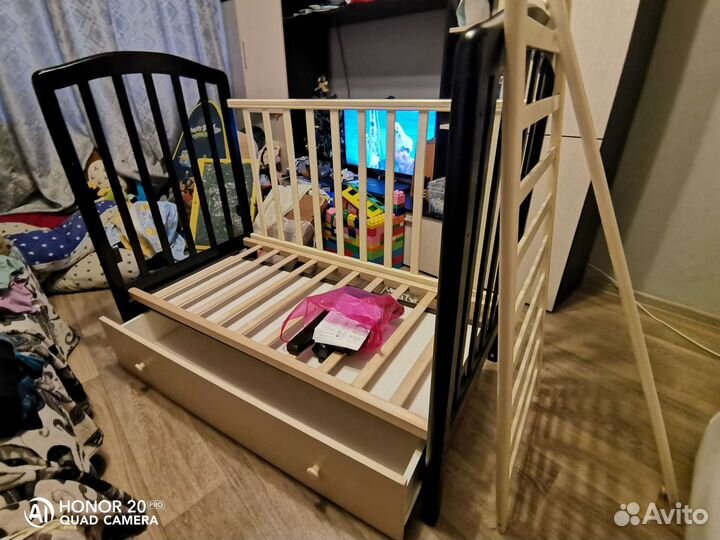 Детская кроватка с маятником и матрасом