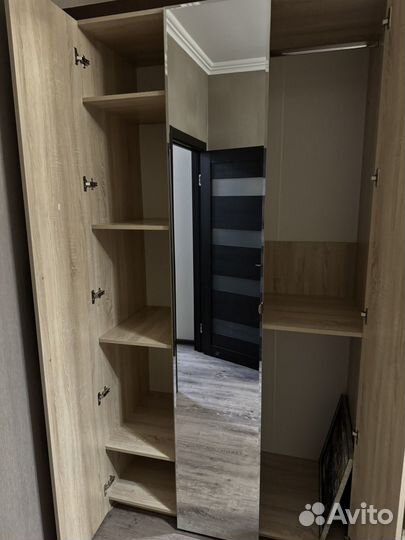 Шкаф с двумя прикроватными тумбами и комодом