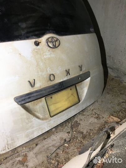 Крышка багажника Тойота Вокси R60 / R65