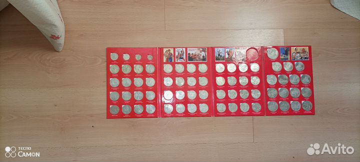 Коллекционный альбом с монетами