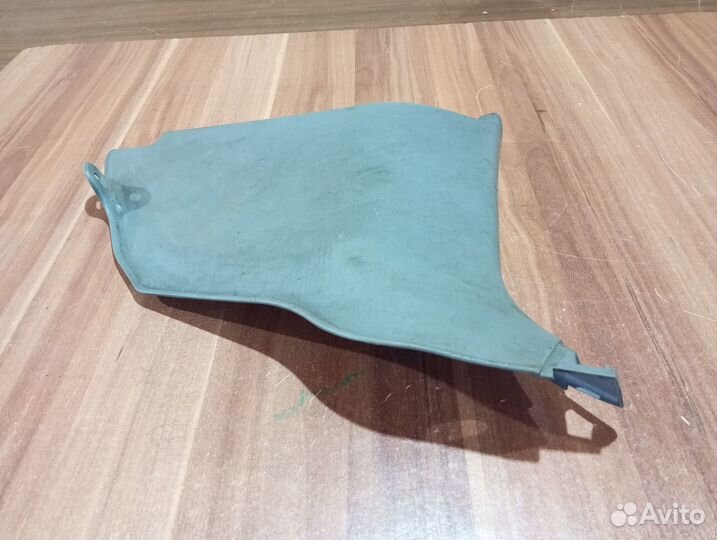 Накладка нижняя правой стойки Toyota land cruiser