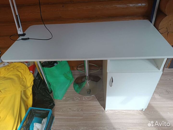 Маникюрный стол