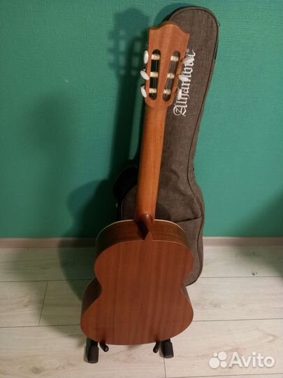 Классическая гитара Alhambra