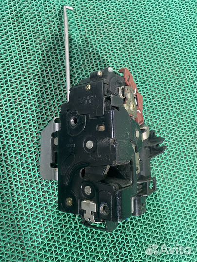 8e2837015c Замок двери передней левой Audi A4 B6