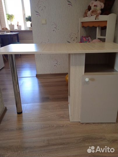 Маникюрный стол