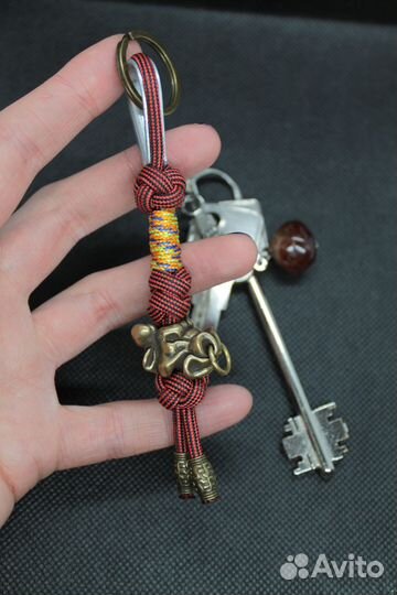 Брелок для ключей или сумки из паракорда 
