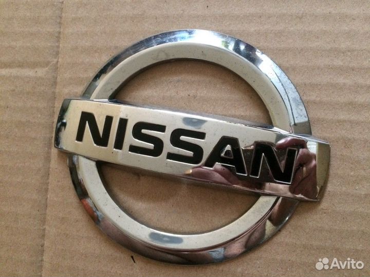 Эмблема Nissan 90981EB300