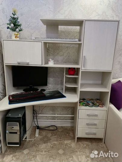 Письменный компьютерный стол