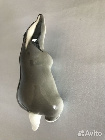 Фарфоровая статуэтка Крадущийся барсук лфз