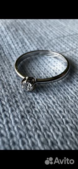 Кольцо с бриллиантом