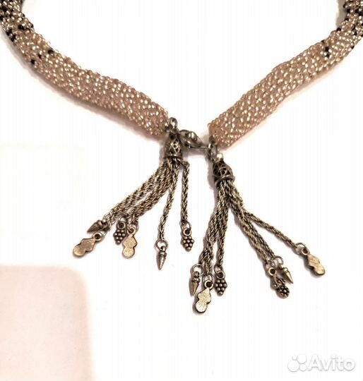 Колье ручной работы из бисера с замком-подвеской