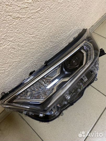 Фара левая Toyota Rav 4 XA 50 led