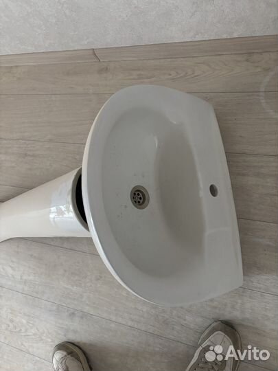 Раковина с пьедесталом и краном