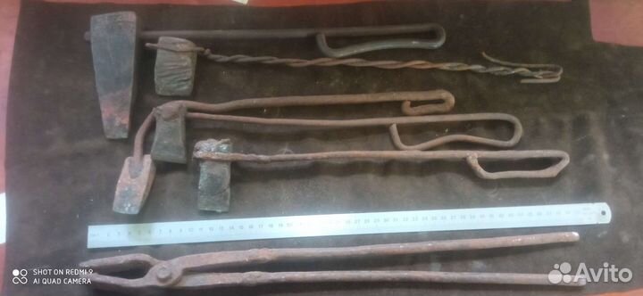 Кузнечные клещи, медный паяльник, паяльные лампы