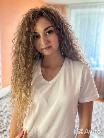 Модель на афрокудри