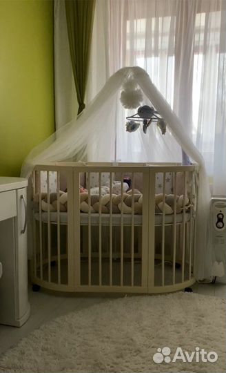 Детская кроватка с маятником