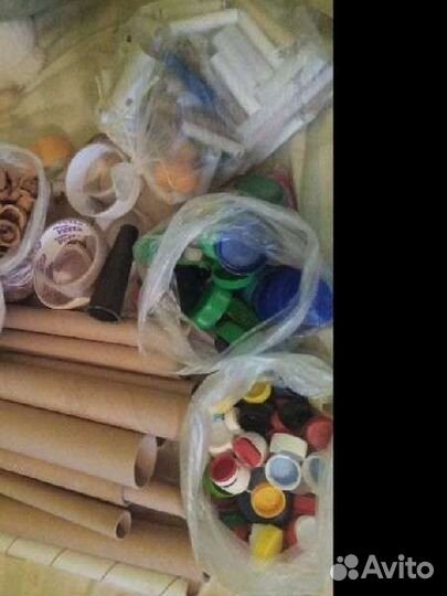 Пласт. крышки, втулки, шишки и др. для поделок