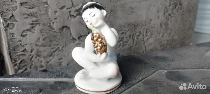 Статуэтка мальчик с виноградом