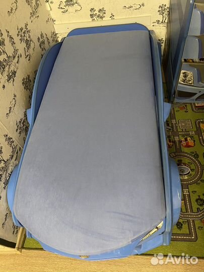 Детская кровать-машина и шкаф