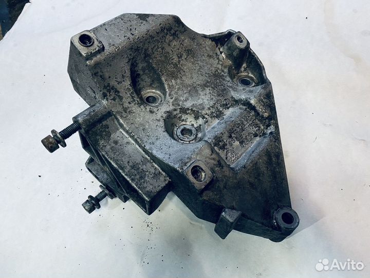 Кронштейн компрессора кондиционера VAG