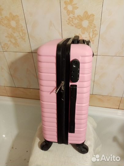 Чемодан на 4 колесах для ручной клади 52х33х20