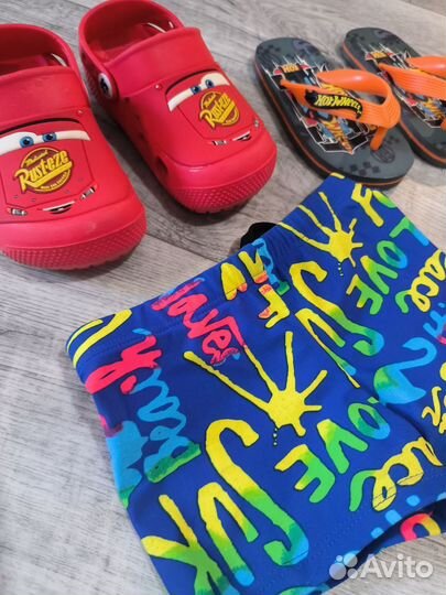 Кроксы и плавки на стройного мальчика