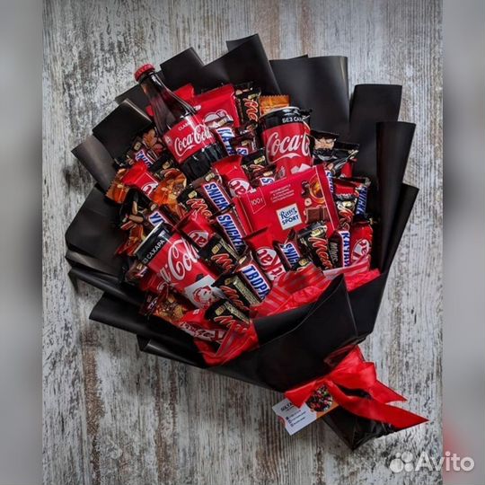 Сладкий букет из конфет и шоколадок, из клубники