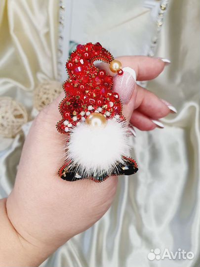 Брошь ручной работы из бисера новогодняя гном