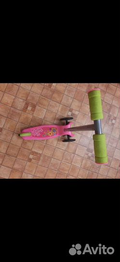 Почти новый трехколесный самокат