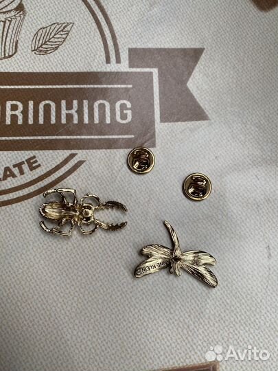 Брошь на одежду