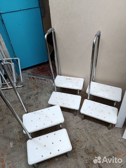 Ступени для ванны с поручнем