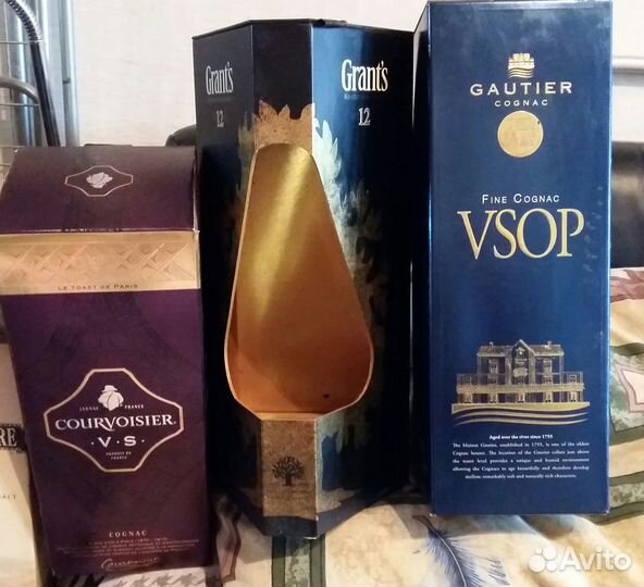 Коробки от алкоголя с пустыми бутылками