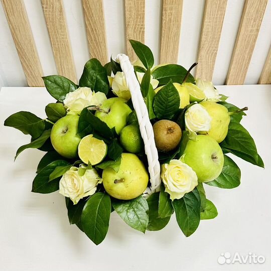 Корзины с фруктами и цветами