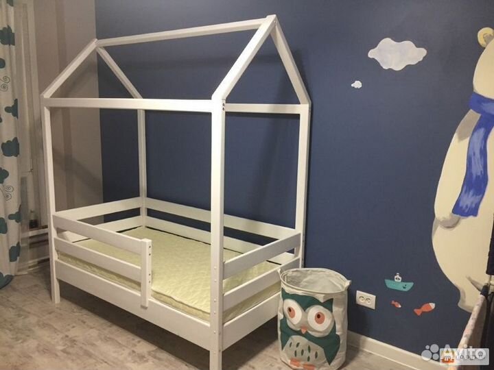 Кроватка домик для малыша с бортиком из массива