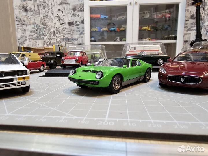 Коллекция моделей автомобилей 1:43 новые, люкс