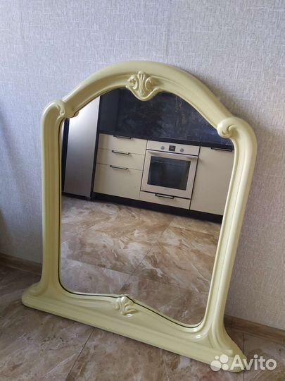 Зеркало в резной раме