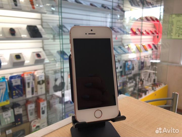 Apple iPhone SE 32Gb (розовое золото)
