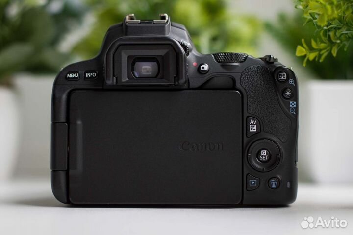 Canon 200D Kit + Комплект
